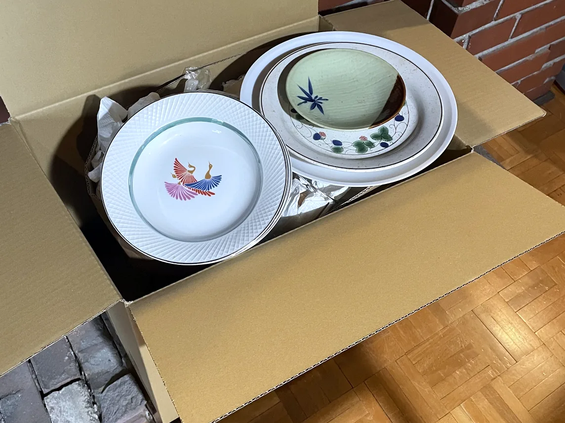 段ボールに詰めた普段づかいの食器